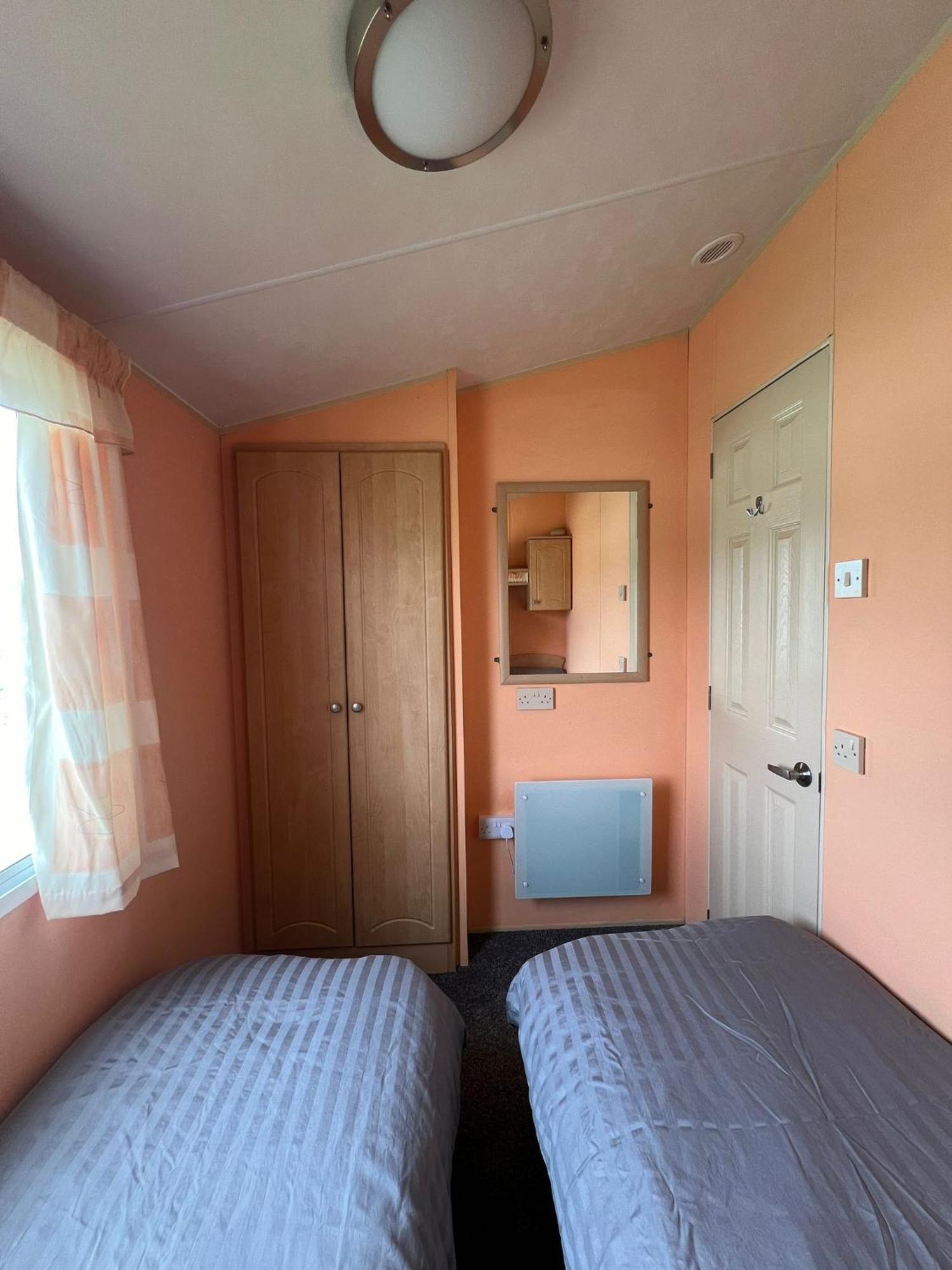 Light And Airy 2 Bedroom Mobile Home Абъристуит Екстериор снимка
