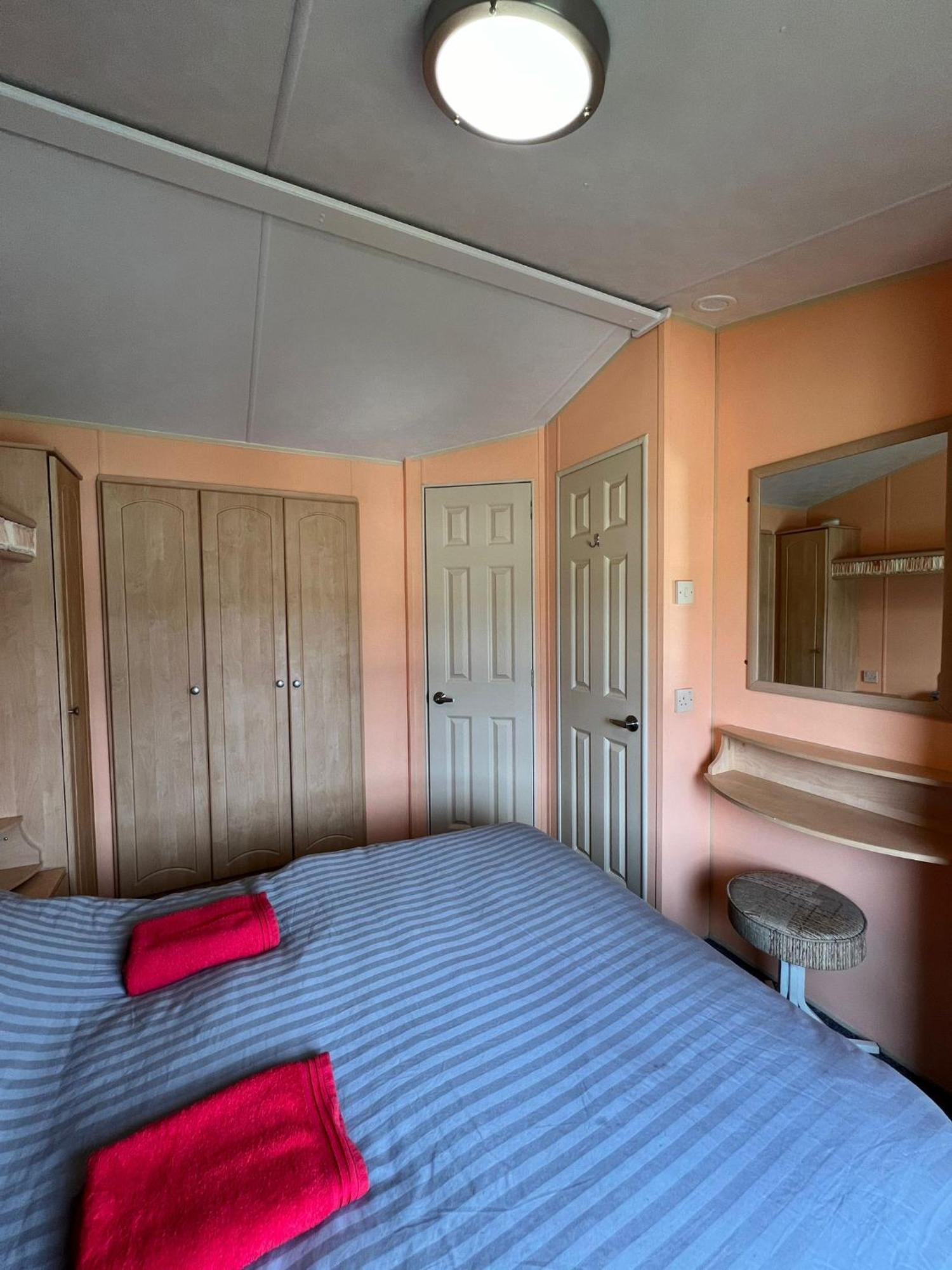 Light And Airy 2 Bedroom Mobile Home Абъристуит Екстериор снимка