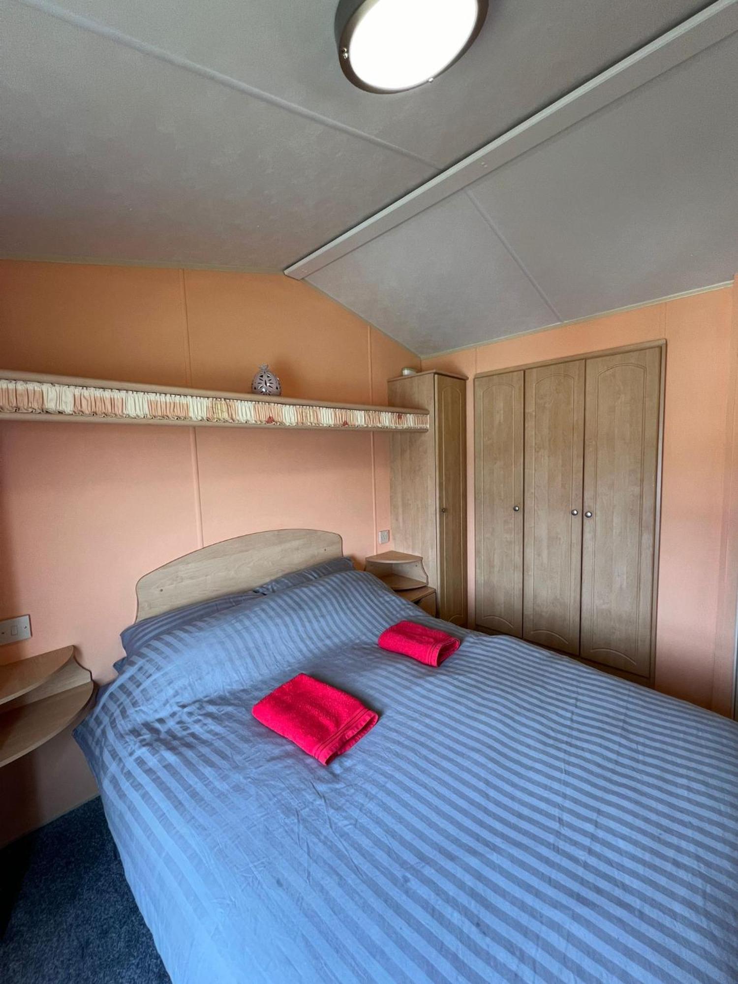 Light And Airy 2 Bedroom Mobile Home Абъристуит Екстериор снимка