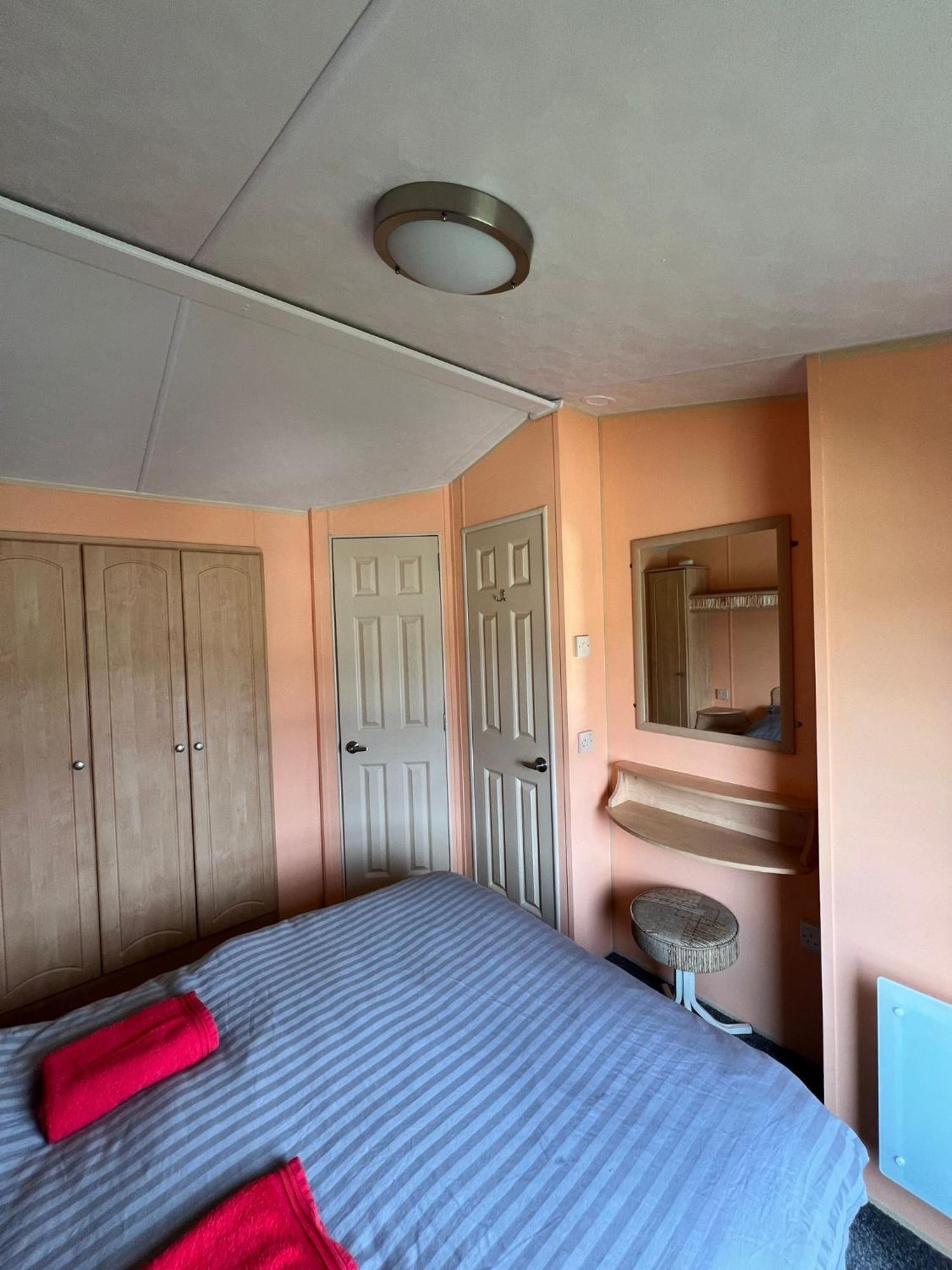 Light And Airy 2 Bedroom Mobile Home Абъристуит Екстериор снимка