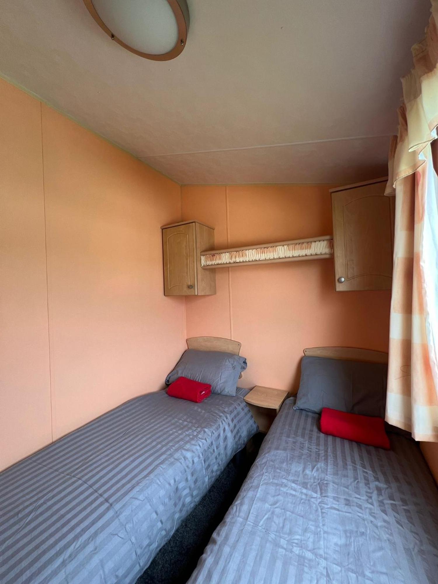 Light And Airy 2 Bedroom Mobile Home Абъристуит Екстериор снимка