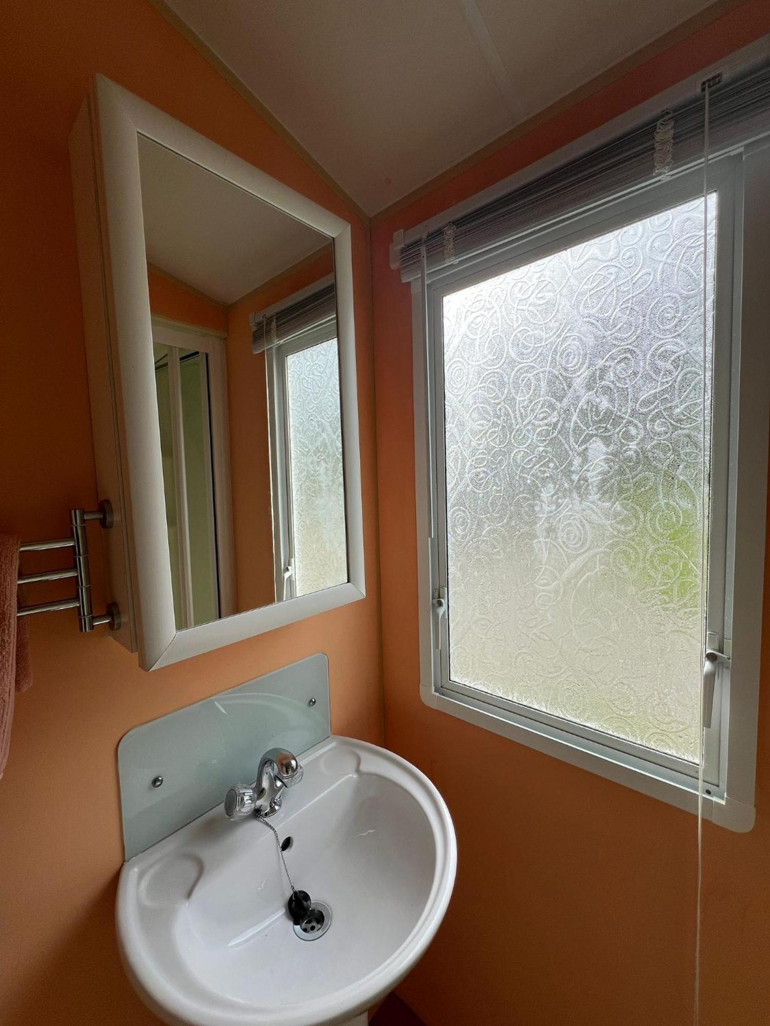 Light And Airy 2 Bedroom Mobile Home Абъристуит Екстериор снимка