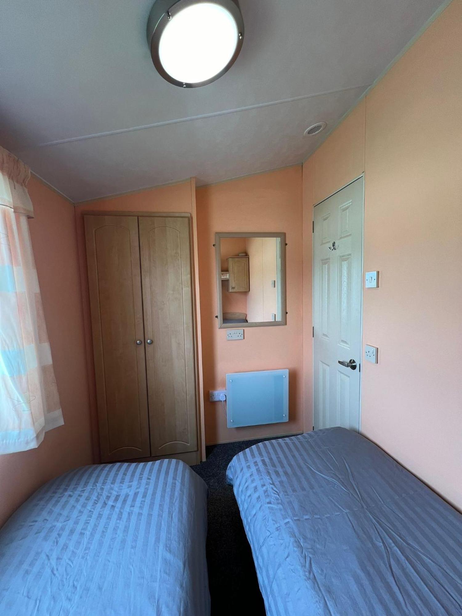 Light And Airy 2 Bedroom Mobile Home Абъристуит Екстериор снимка