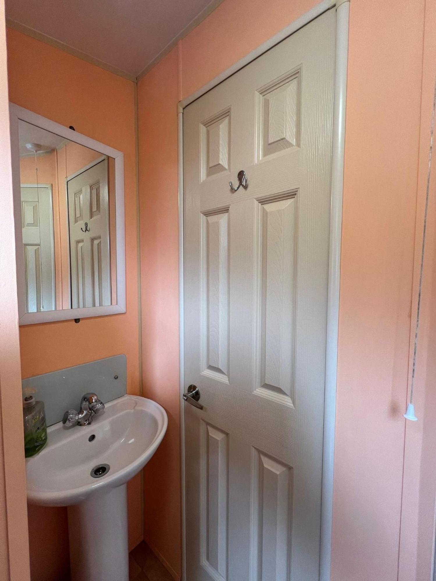 Light And Airy 2 Bedroom Mobile Home Абъристуит Екстериор снимка