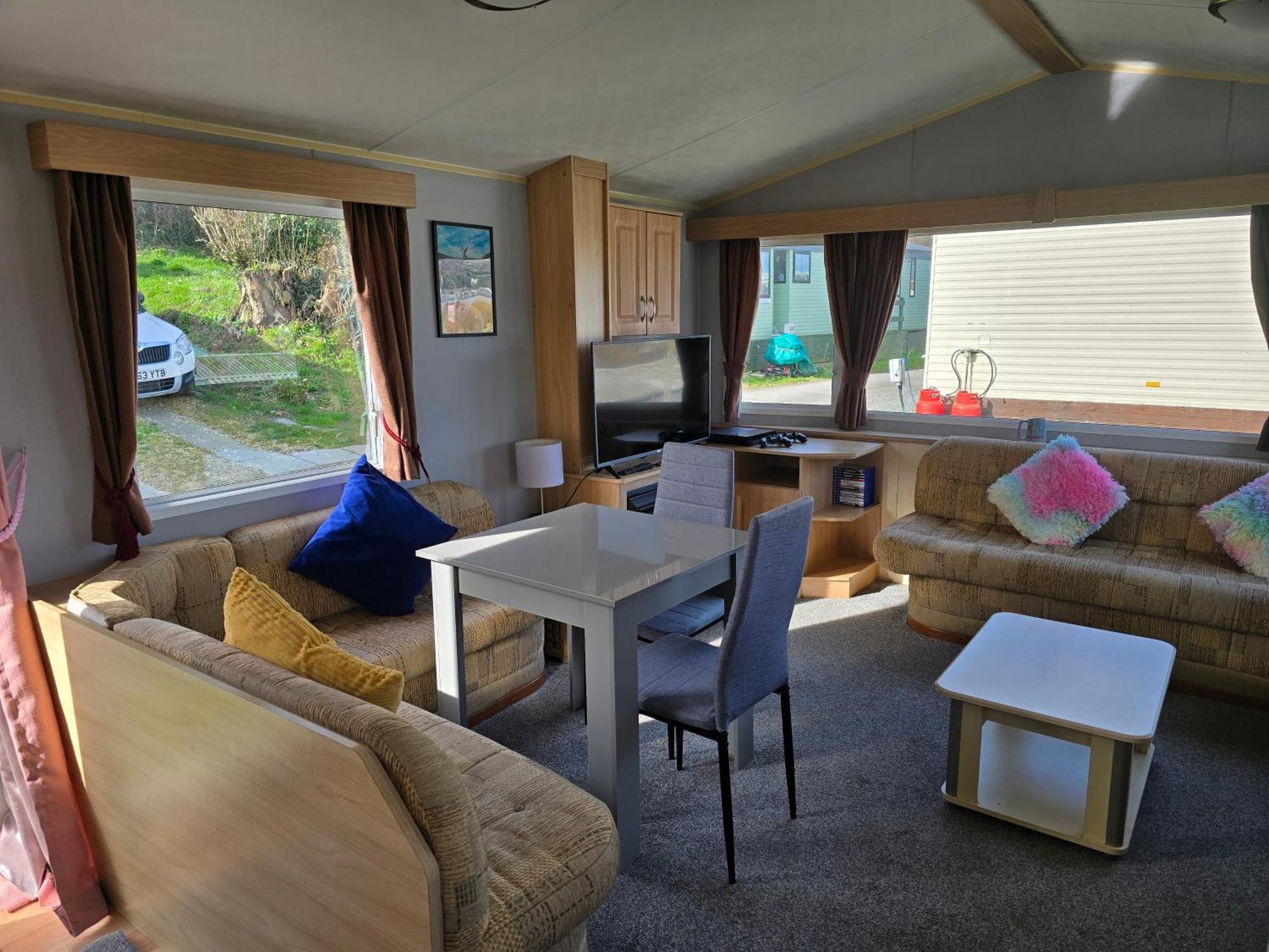 Light And Airy 2 Bedroom Mobile Home Абъристуит Екстериор снимка